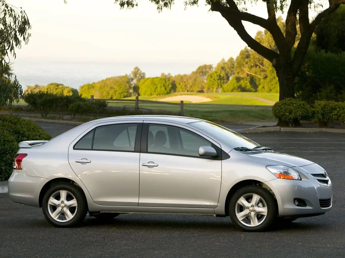 Toyota Yaris II Седан — сүрөт 2