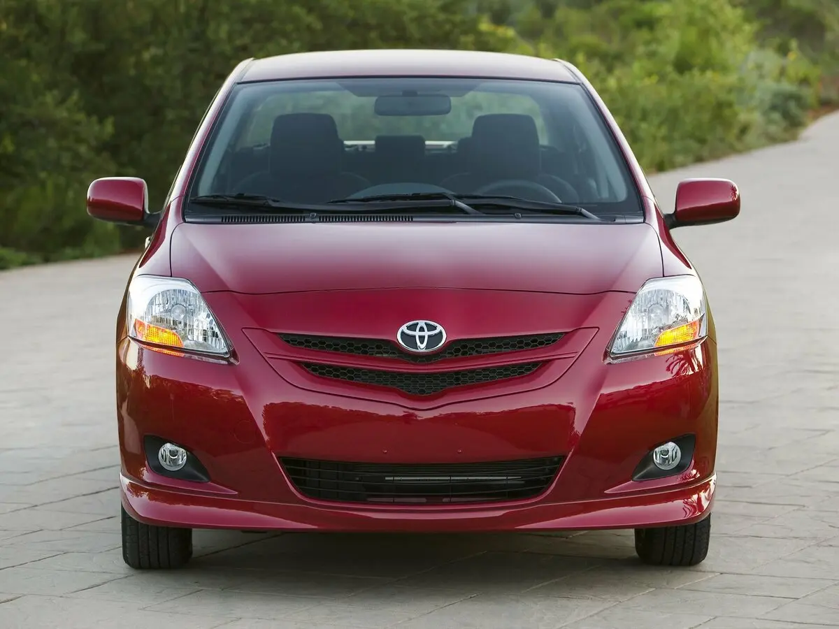 Toyota Yaris II Седан — сүрөт 3