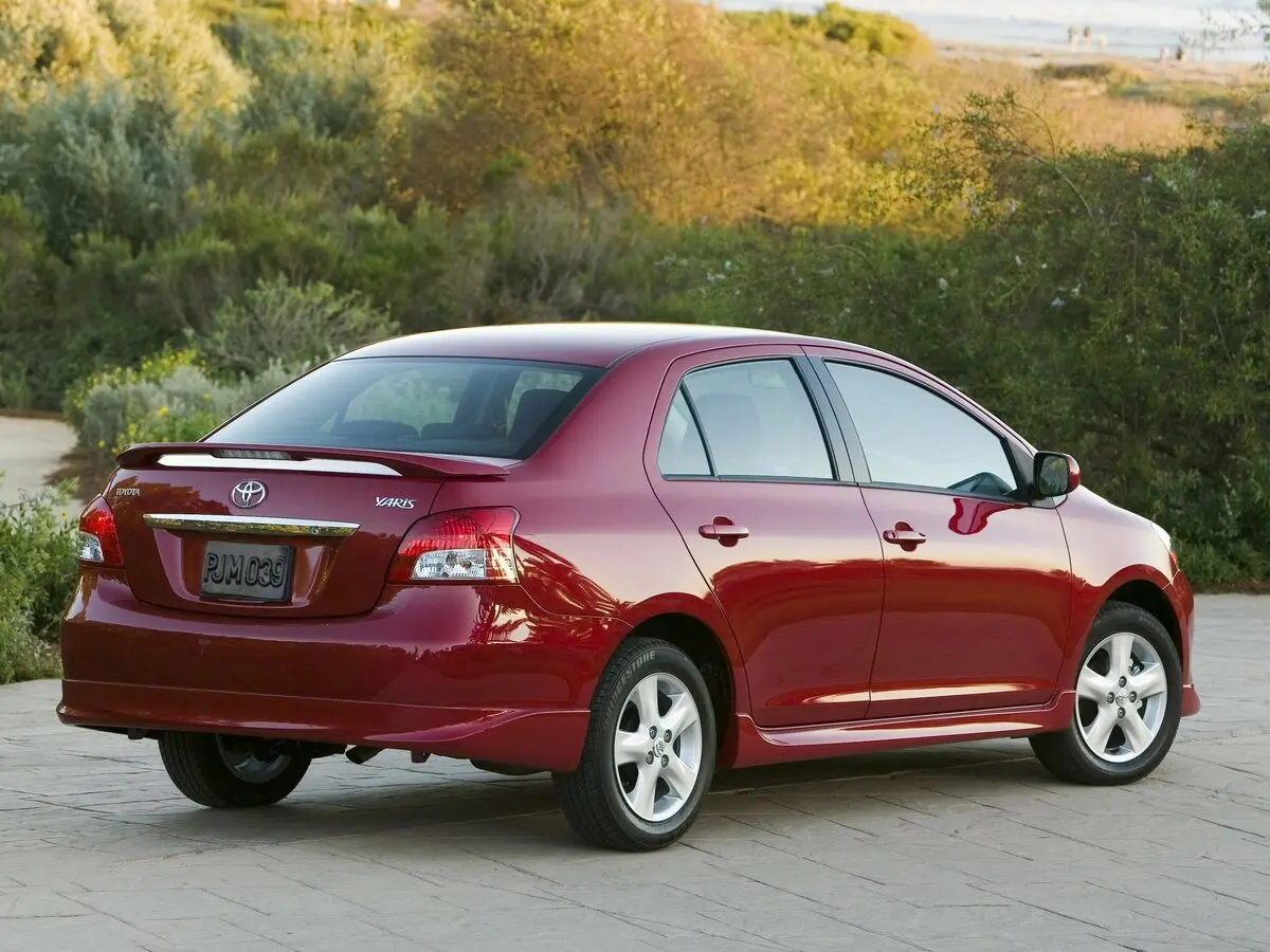 Toyota Yaris II Седан — сүрөт 4