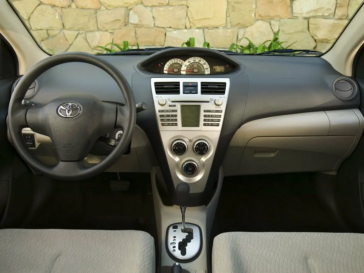 Toyota Yaris II Седан — сүрөт 5