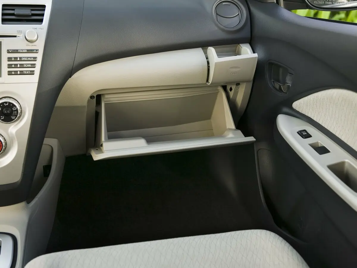 Toyota Yaris II Седан — сүрөт 12
