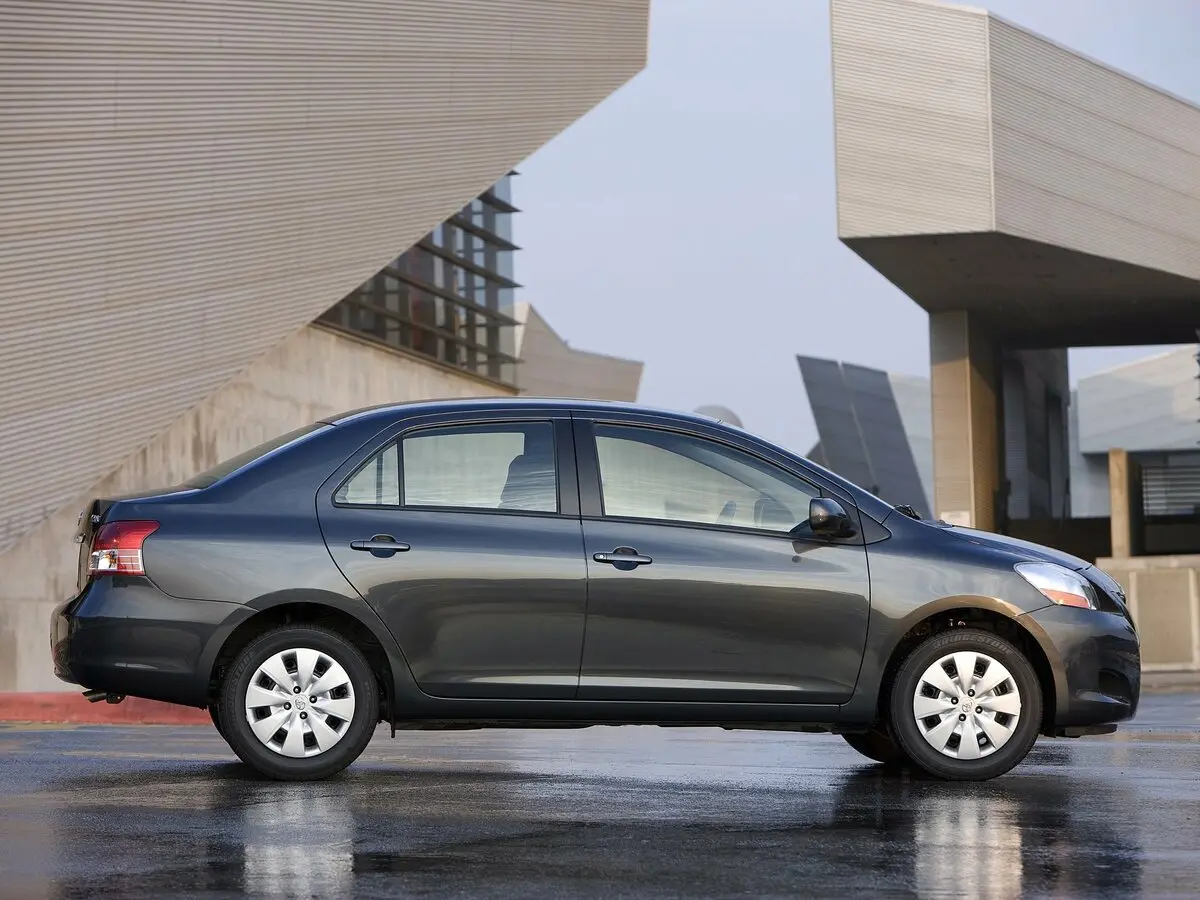 Toyota Yaris II Рестайлинг Седан — сүрөт 2