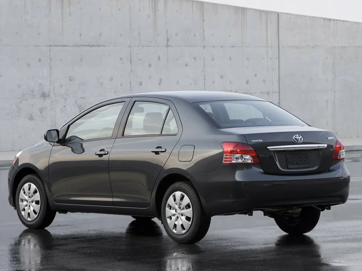 Toyota Yaris II Рестайлинг Седан — сүрөт 3