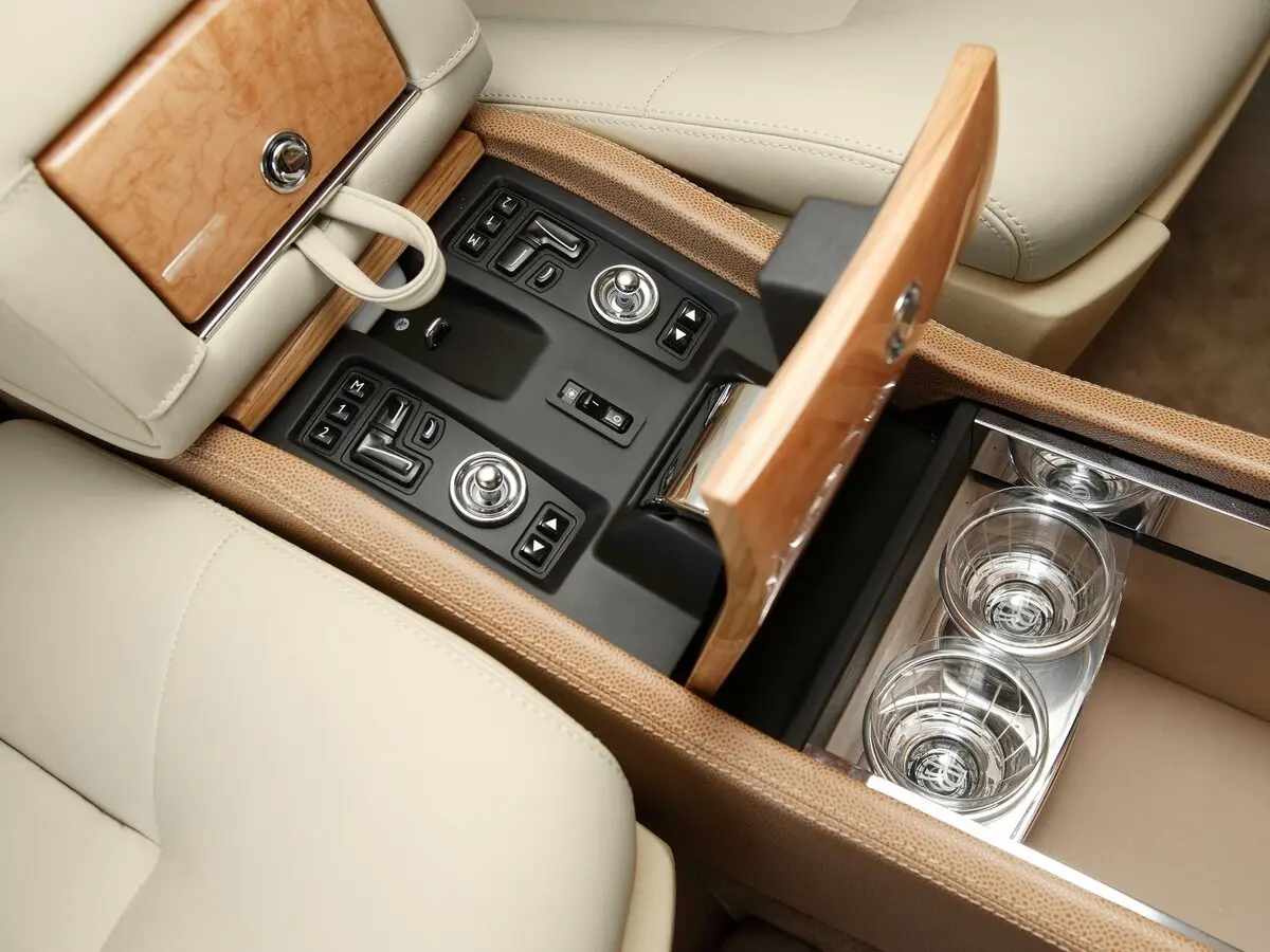 Rolls-Royce Phantom VII Рестайлинг (Series II) Седан Long — 照片 8