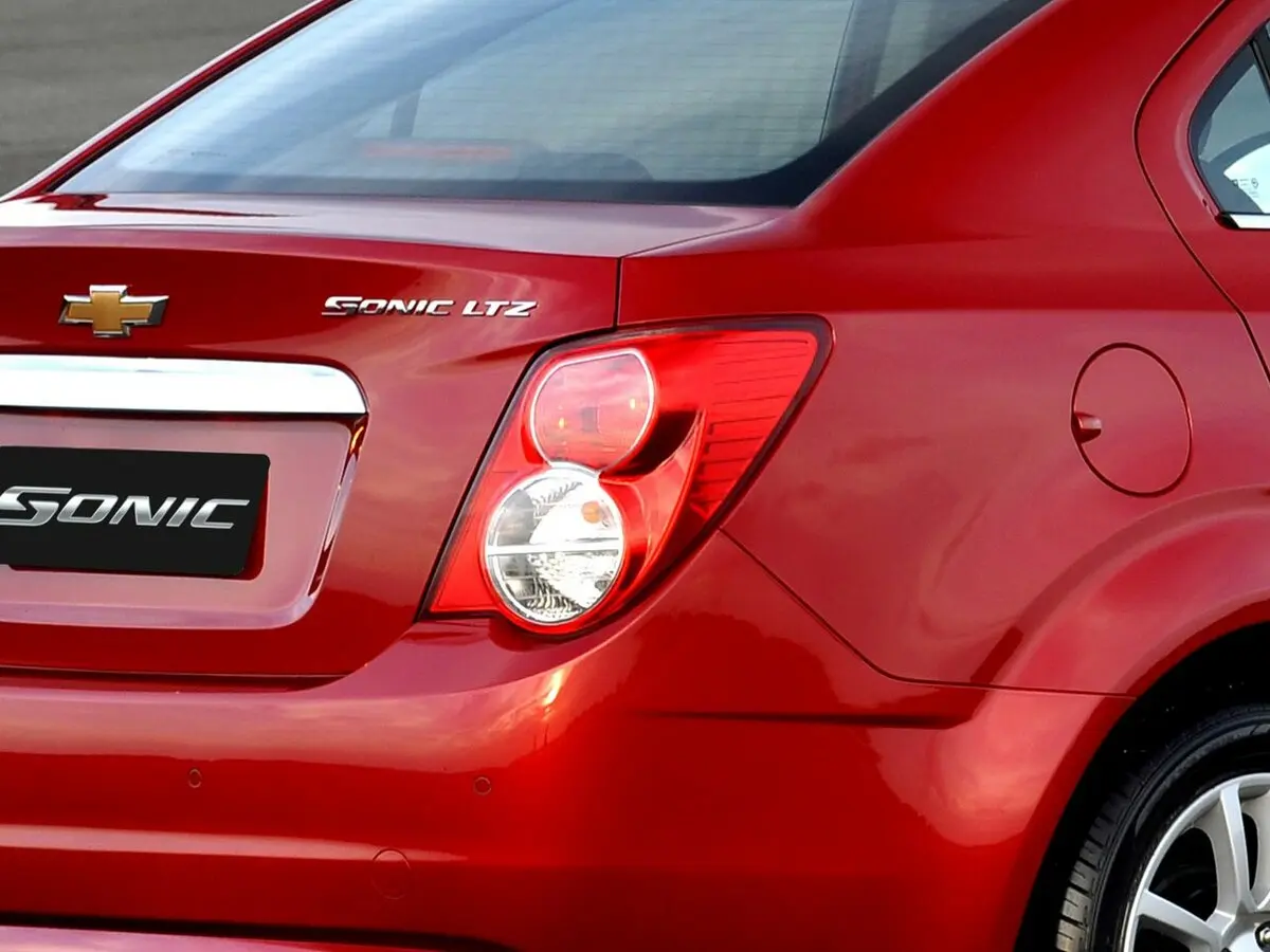 Chevrolet Sonic I Седан — photo 12