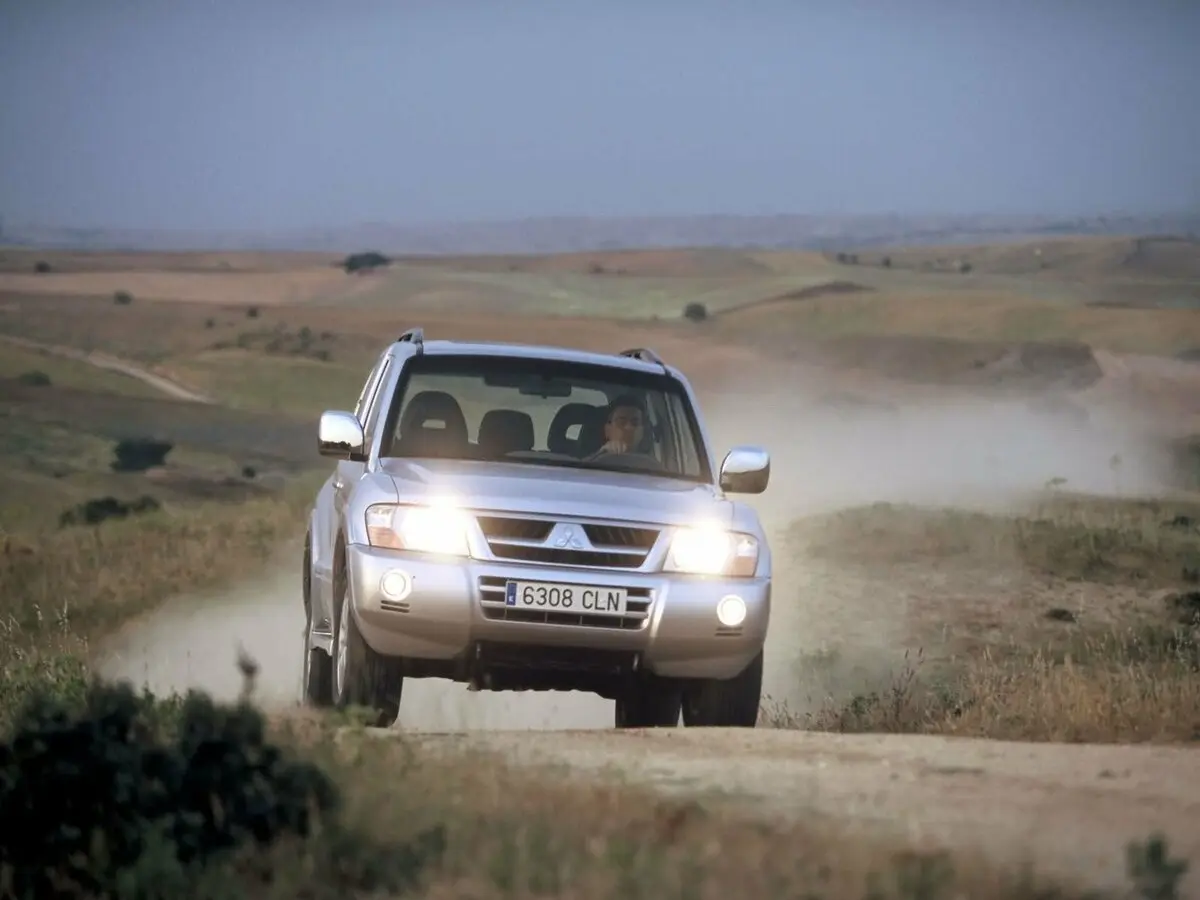 Mitsubishi Montero III Внедорожник 3 дв. — сүрөт 3