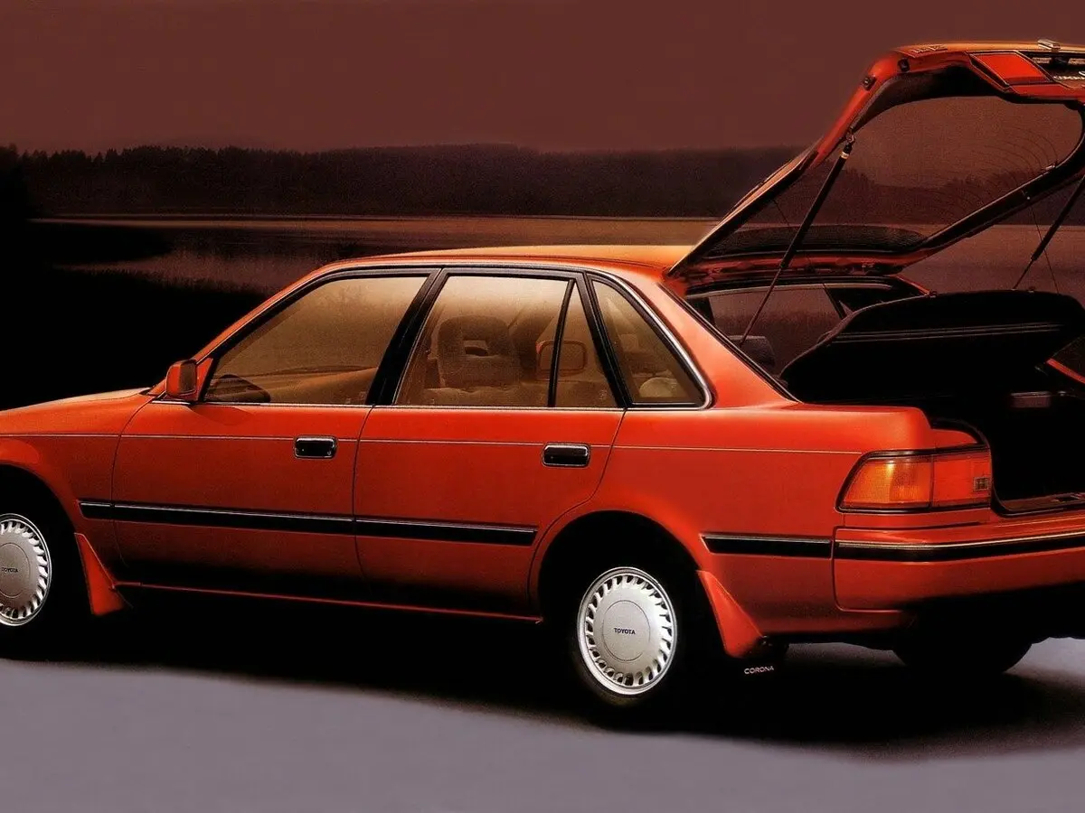 Toyota Corona VIII (T170) Лифтбек — фото 4