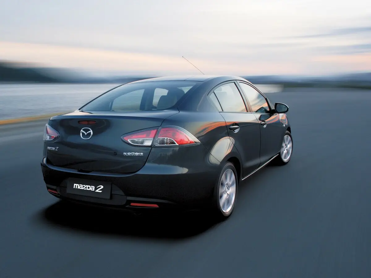 Mazda 2 II (DE) Седан — 照片 2