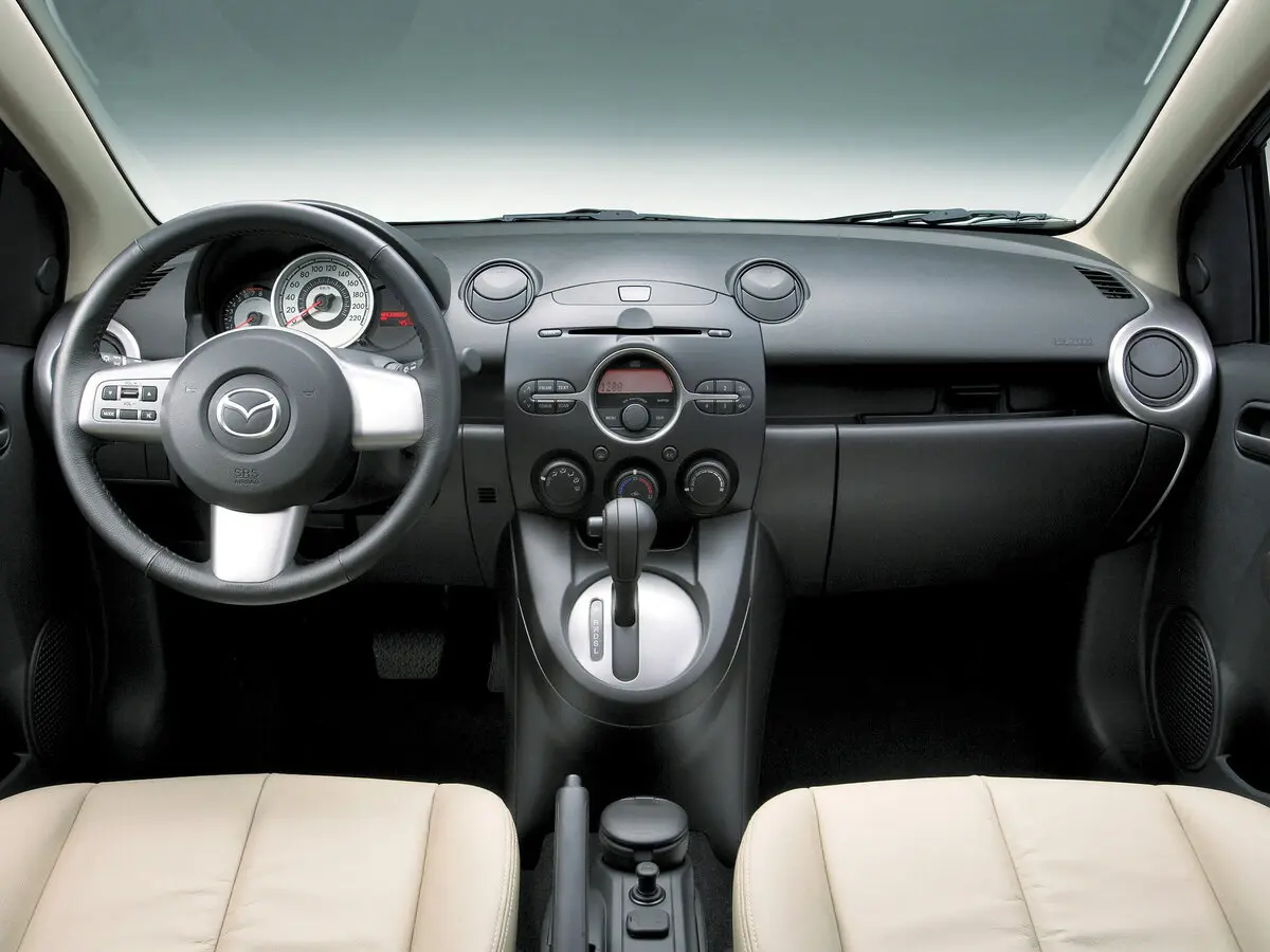 Mazda 2 II (DE) Седан — 照片 3