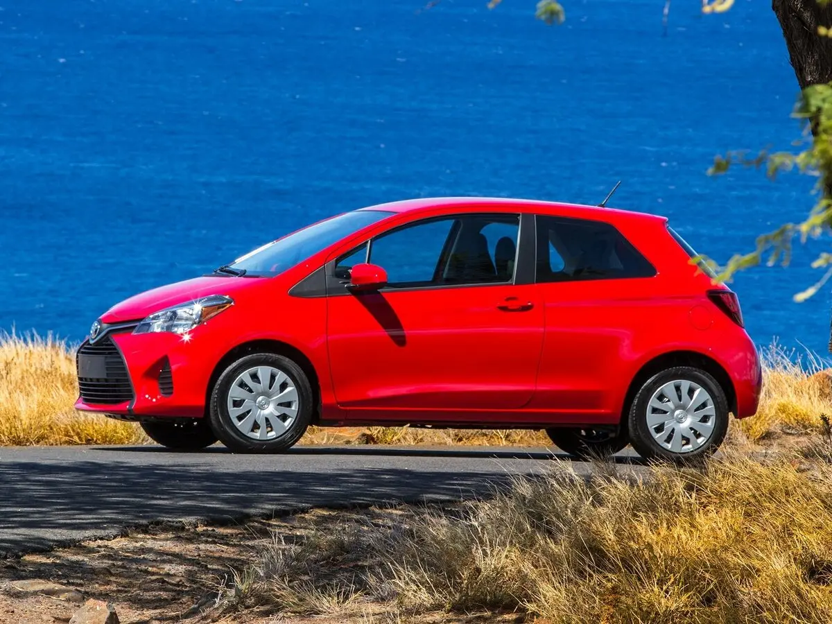 Toyota Yaris III Рестайлинг Хэтчбек 3 дв. — сүрөт 2