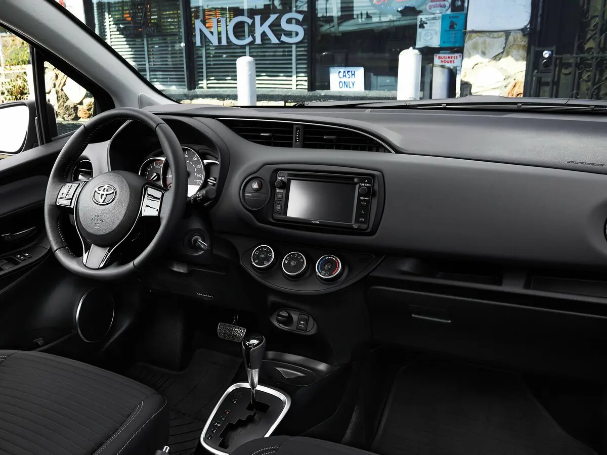 Toyota Yaris III Рестайлинг Хэтчбек 3 дв. — сүрөт 6
