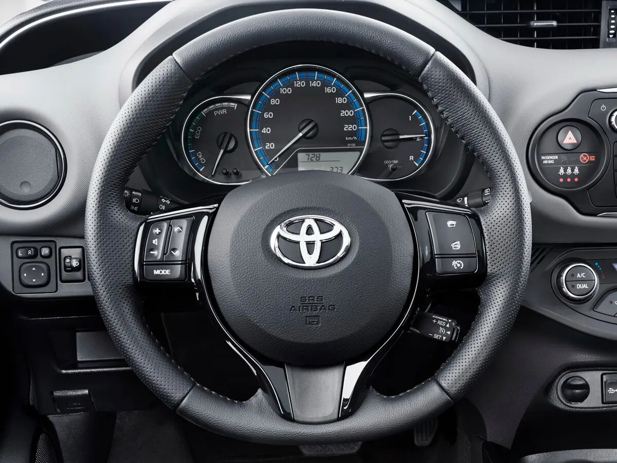 Toyota Yaris III Рестайлинг Хэтчбек 3 дв. — сүрөт 8