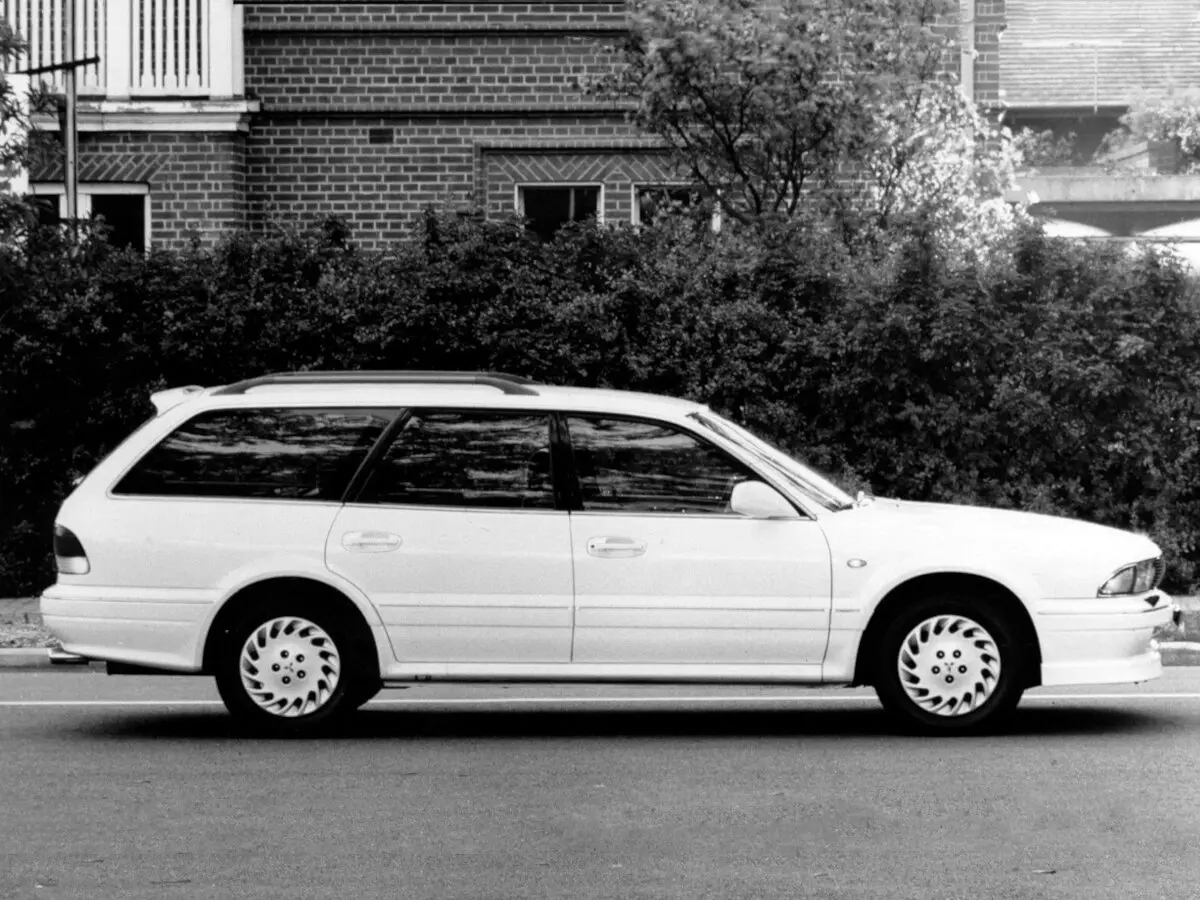 Mitsubishi Sigma 1990 – 1996 Универсал 5 дв. — 照片 2