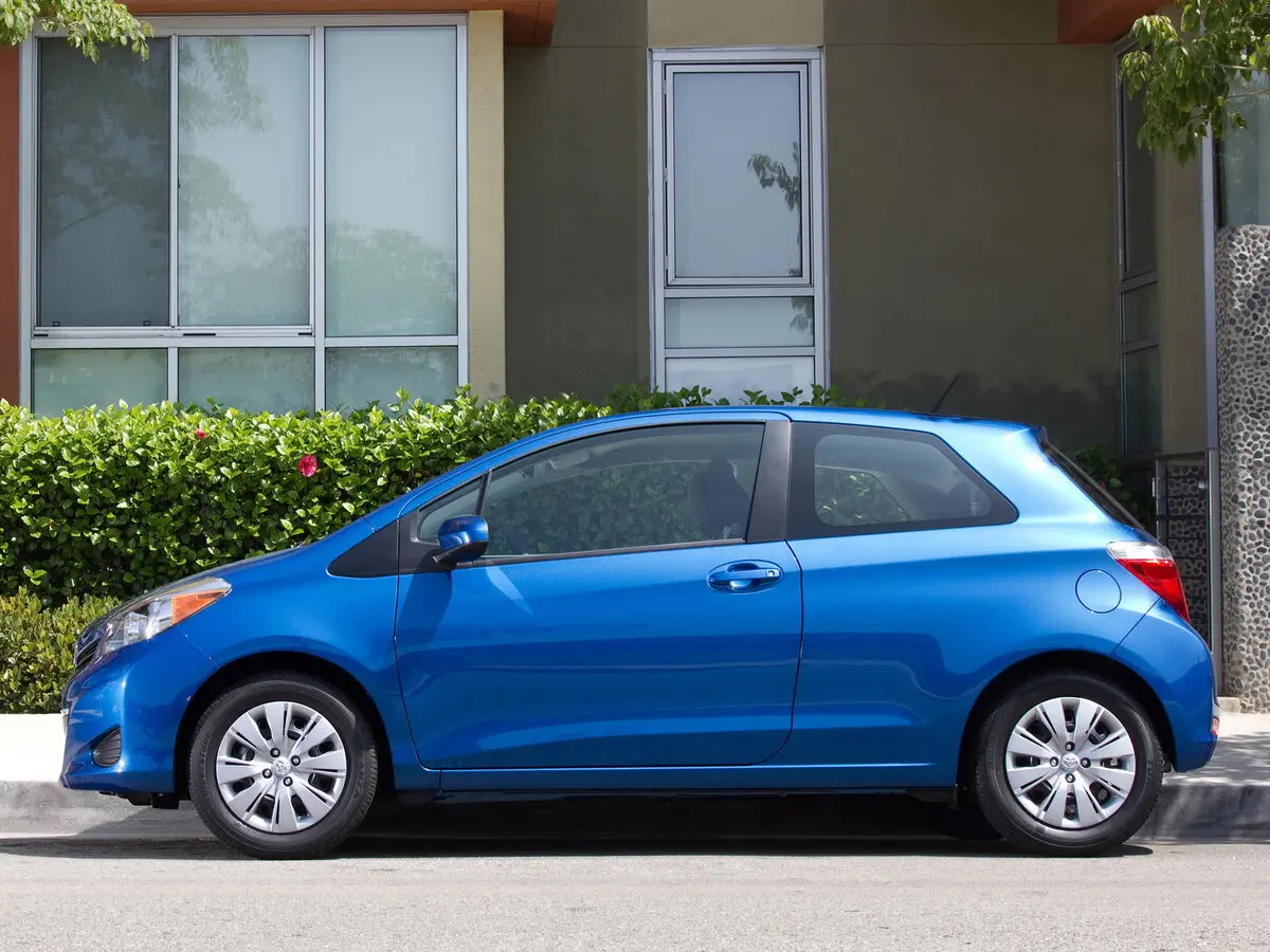 Toyota Yaris III Хэтчбек 3 дв. — photo 2