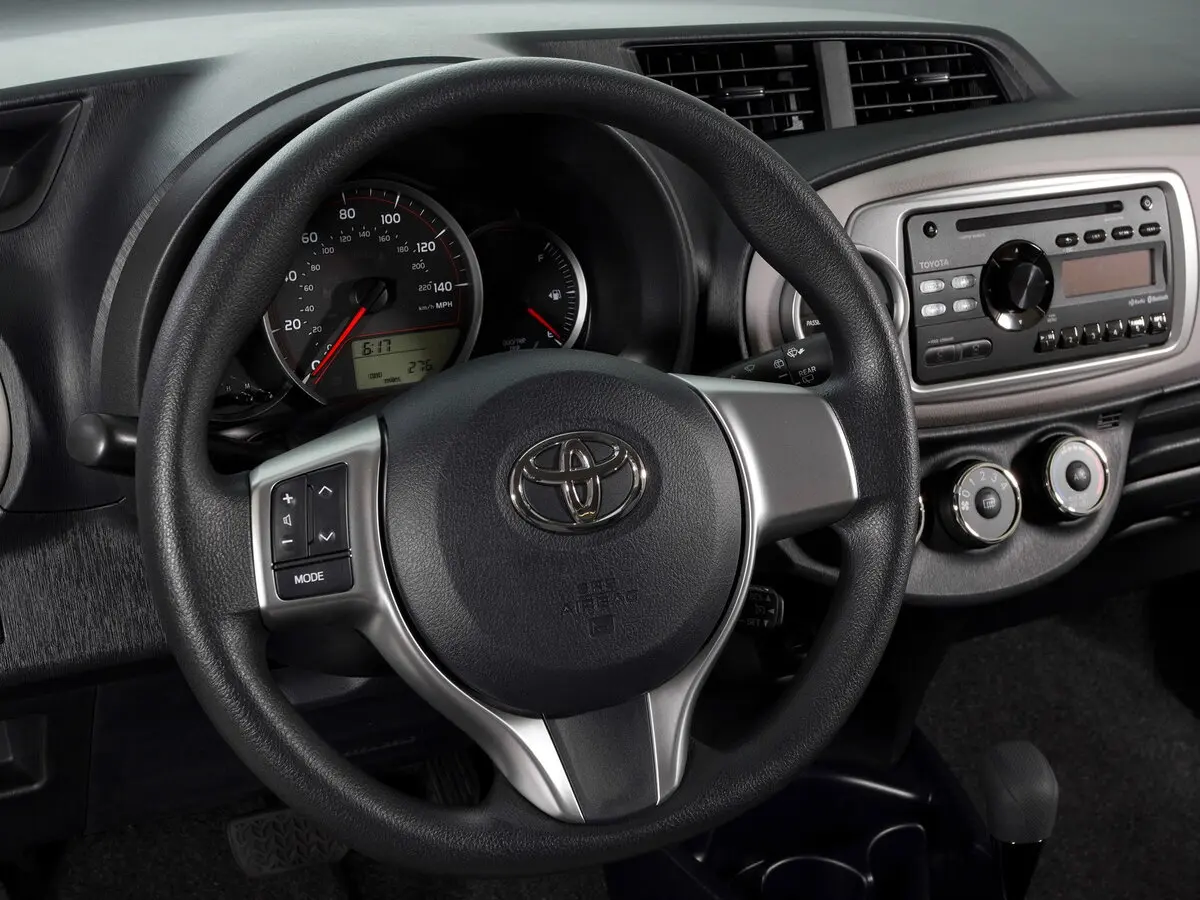 Toyota Yaris III Хэтчбек 3 дв. — photo 8