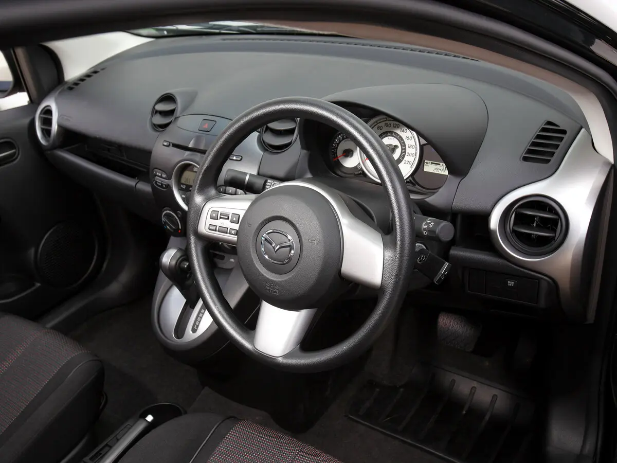 Mazda 2 II Рестайлинг (DE2) Седан — сүрөт 6