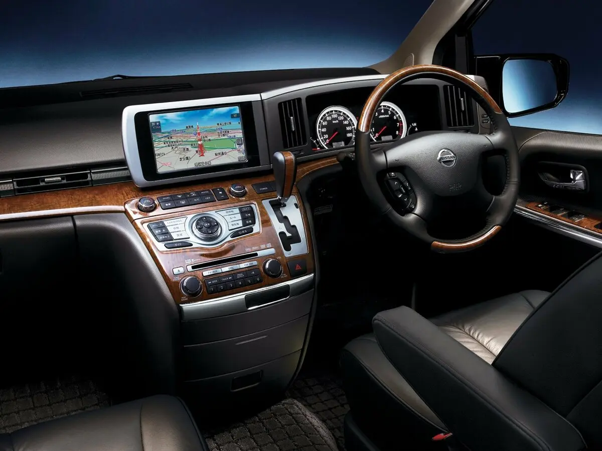 Nissan Elgrand II (E51) Минивэн — сүрөт 7