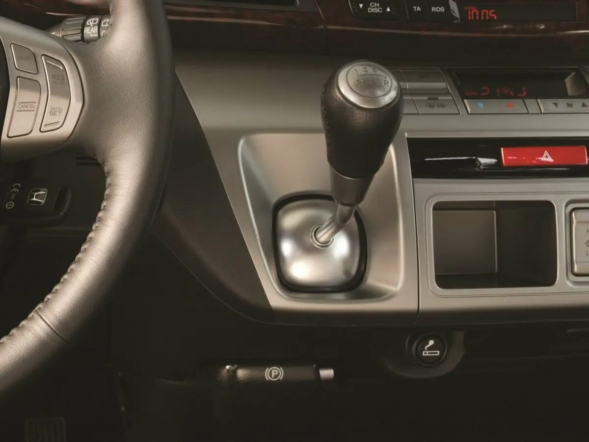 Honda FR-V 2004 – 2009 Компактвэн — 照片 11