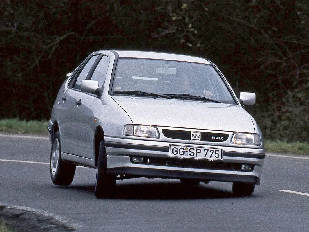 SEAT Cordoba I Седан — photo 3