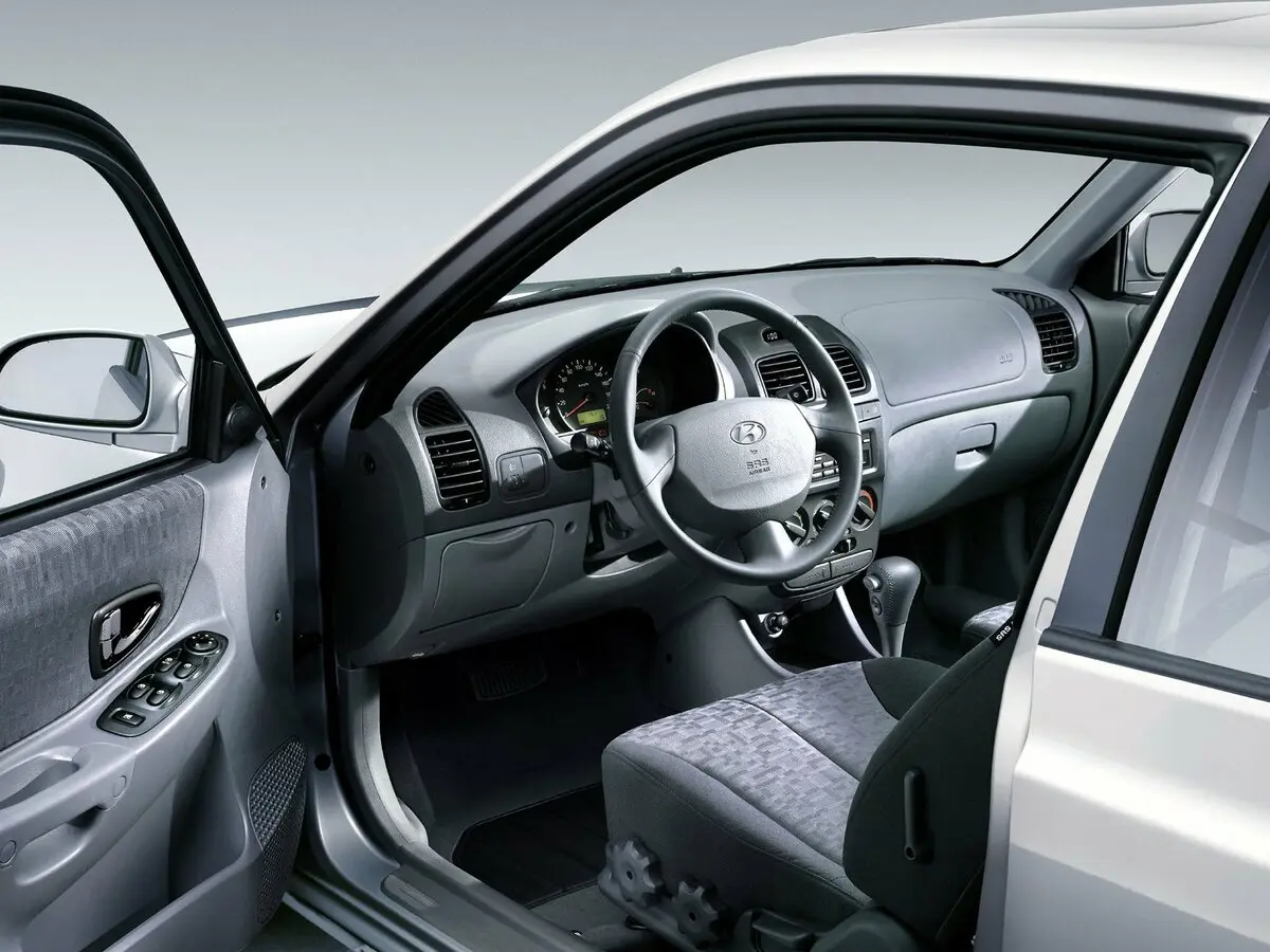 Hyundai Accent II Рестайлинг Хэтчбек 5 дв. — фото 7