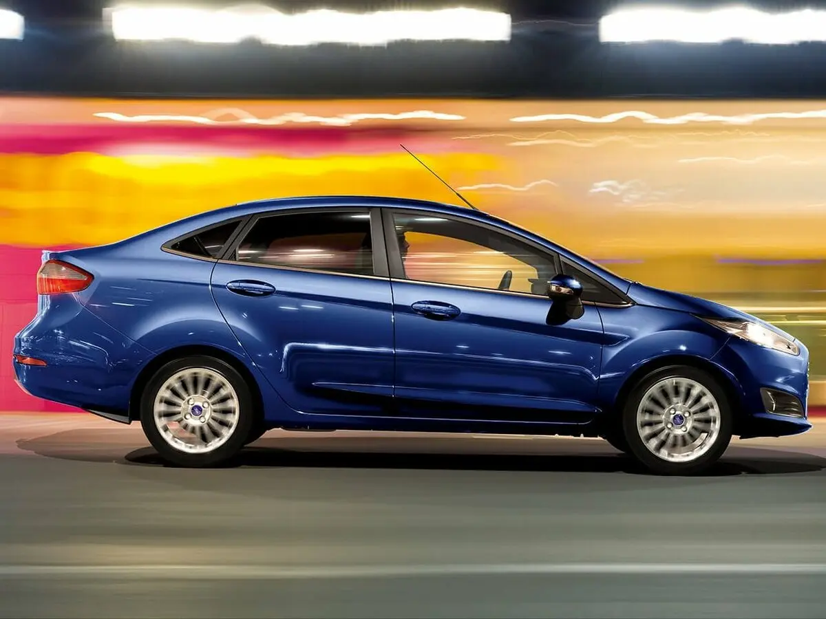 Ford Fiesta Mk6 Рестайлинг Седан — 照片 2