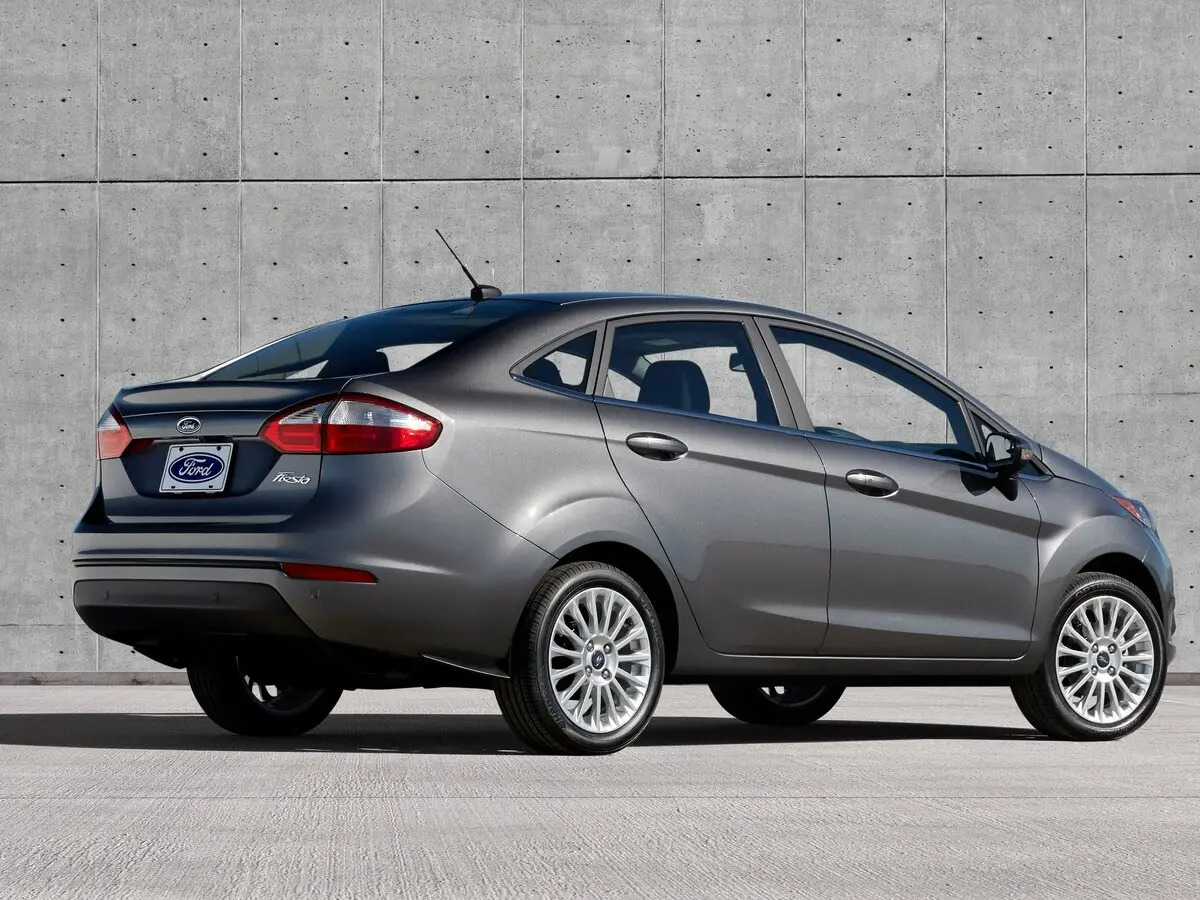 Ford Fiesta Mk6 Рестайлинг Седан — 照片 3