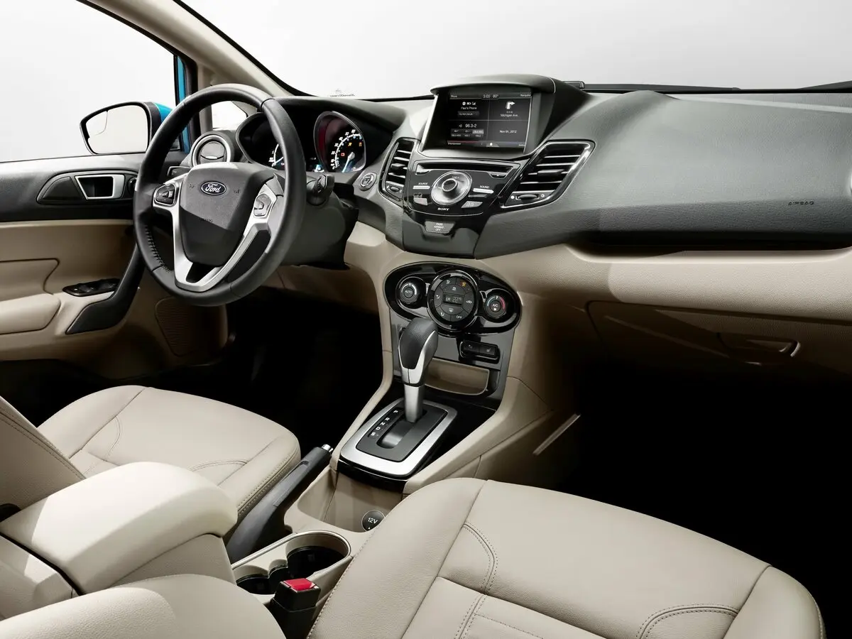 Ford Fiesta Mk6 Рестайлинг Седан — 照片 5