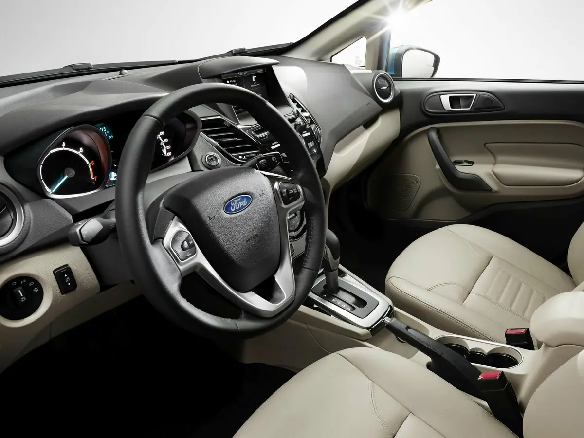 Ford Fiesta Mk6 Рестайлинг Седан — 照片 6