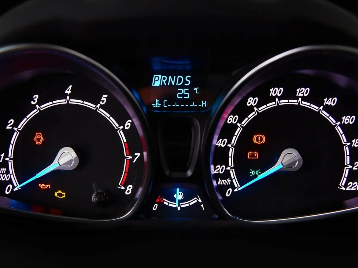 Ford Fiesta Mk6 Рестайлинг Седан — 照片 7