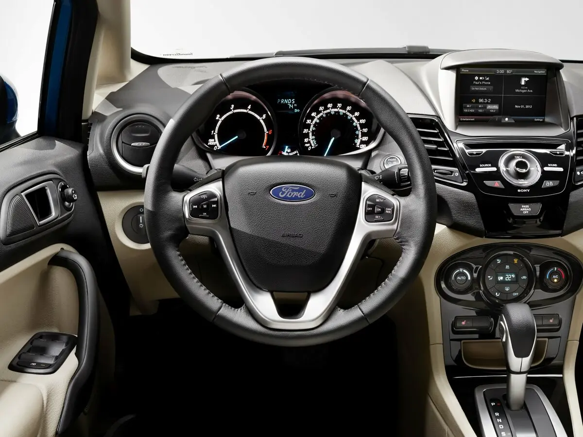 Ford Fiesta Mk6 Рестайлинг Седан — 照片 8