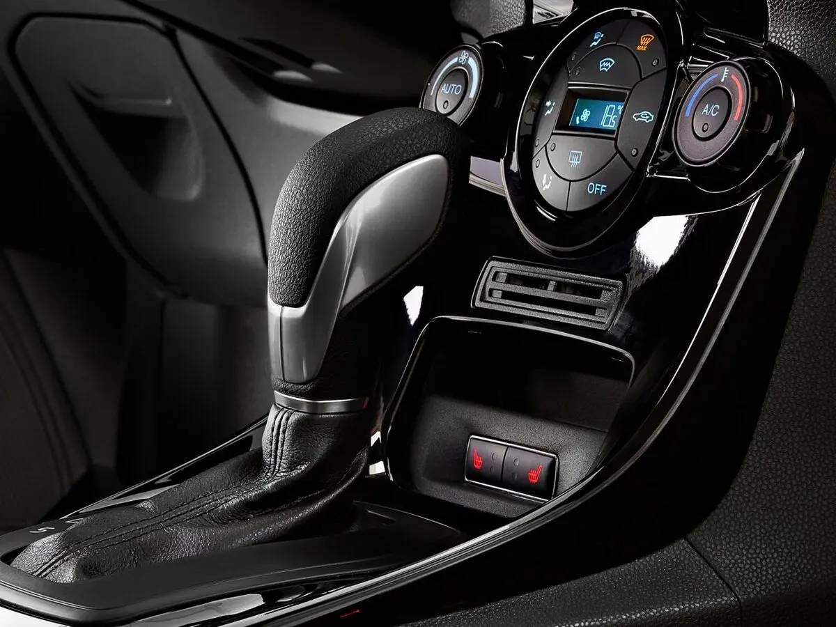 Ford Fiesta Mk6 Рестайлинг Седан — 照片 12