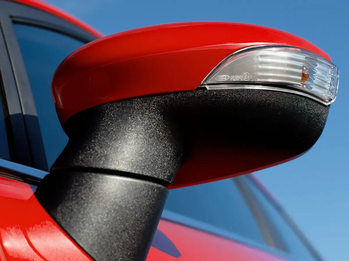 Ford Fiesta Mk6 Рестайлинг Седан — 照片 14