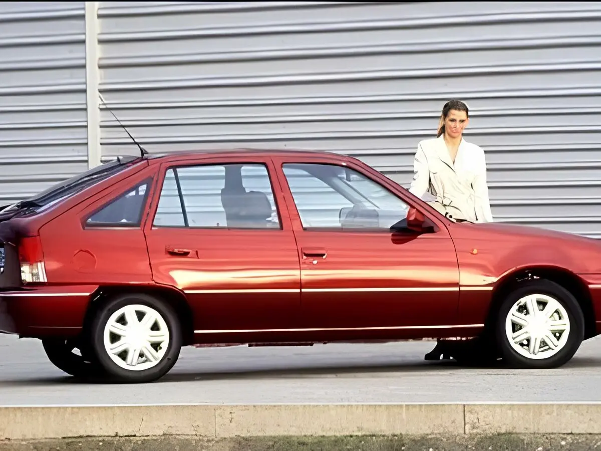 Daewoo Nexia I Хэтчбек 5 дв. — фото 2