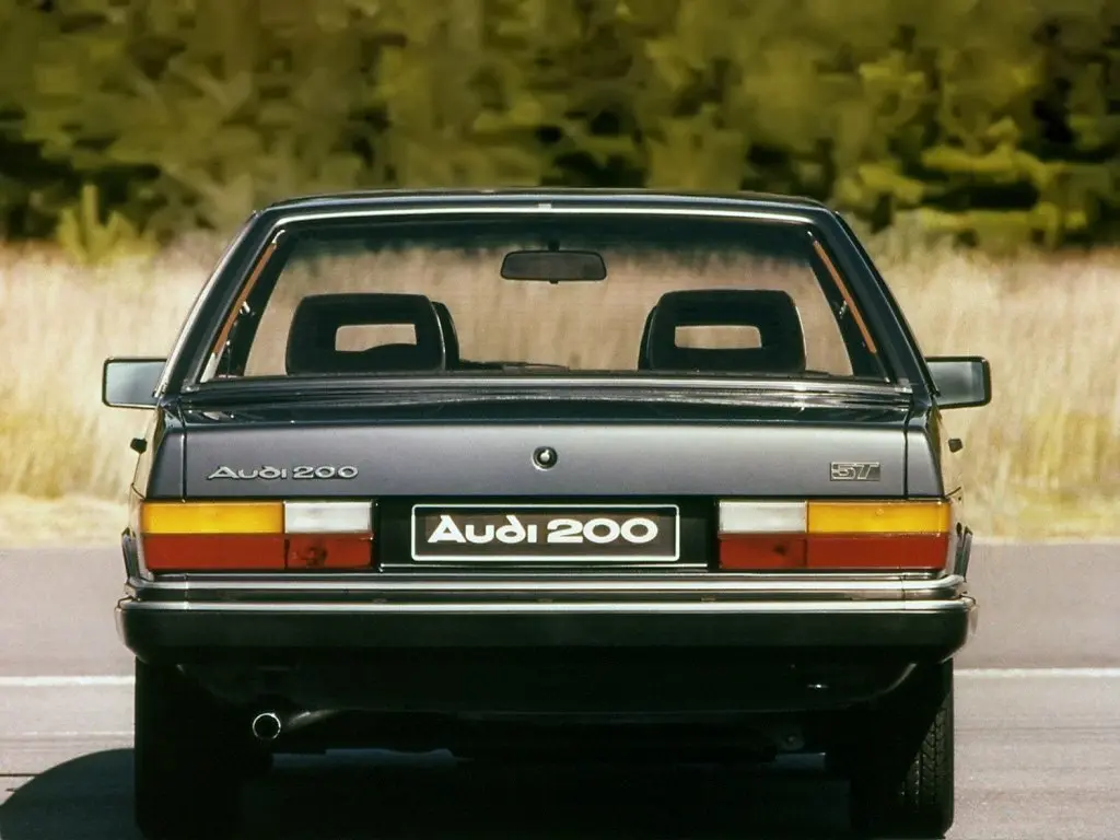 Audi 200 I (C2) Седан — сүрөт 4