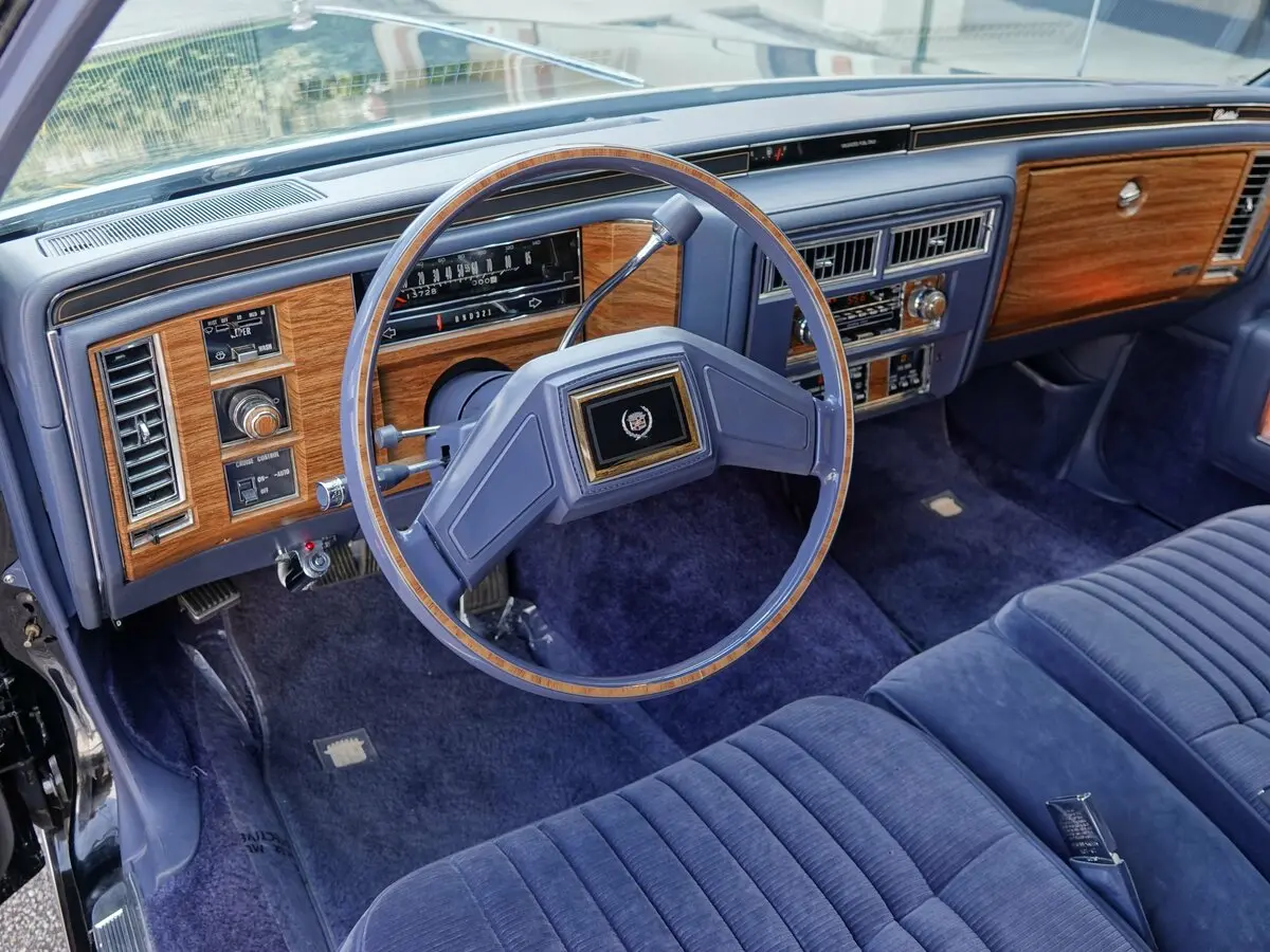 Cadillac DeVille V Седан — сүрөт 4