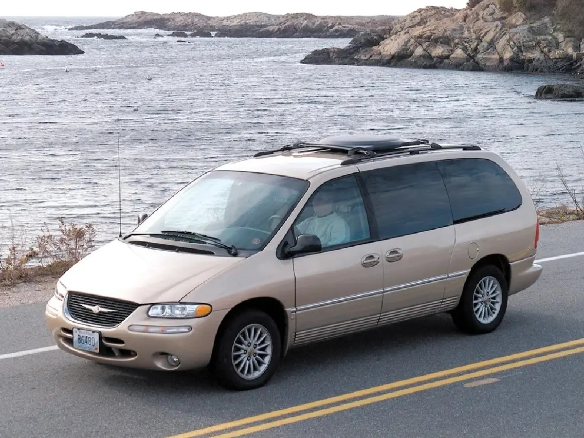 Chrysler Town & Country III Минивэн — photo 3