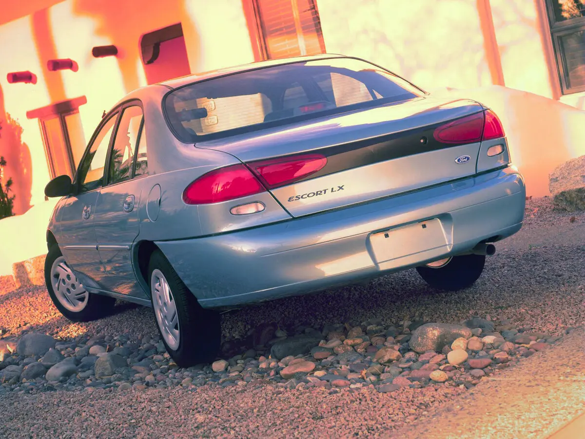 Ford Escort (North America) III Седан — сүрөт 3
