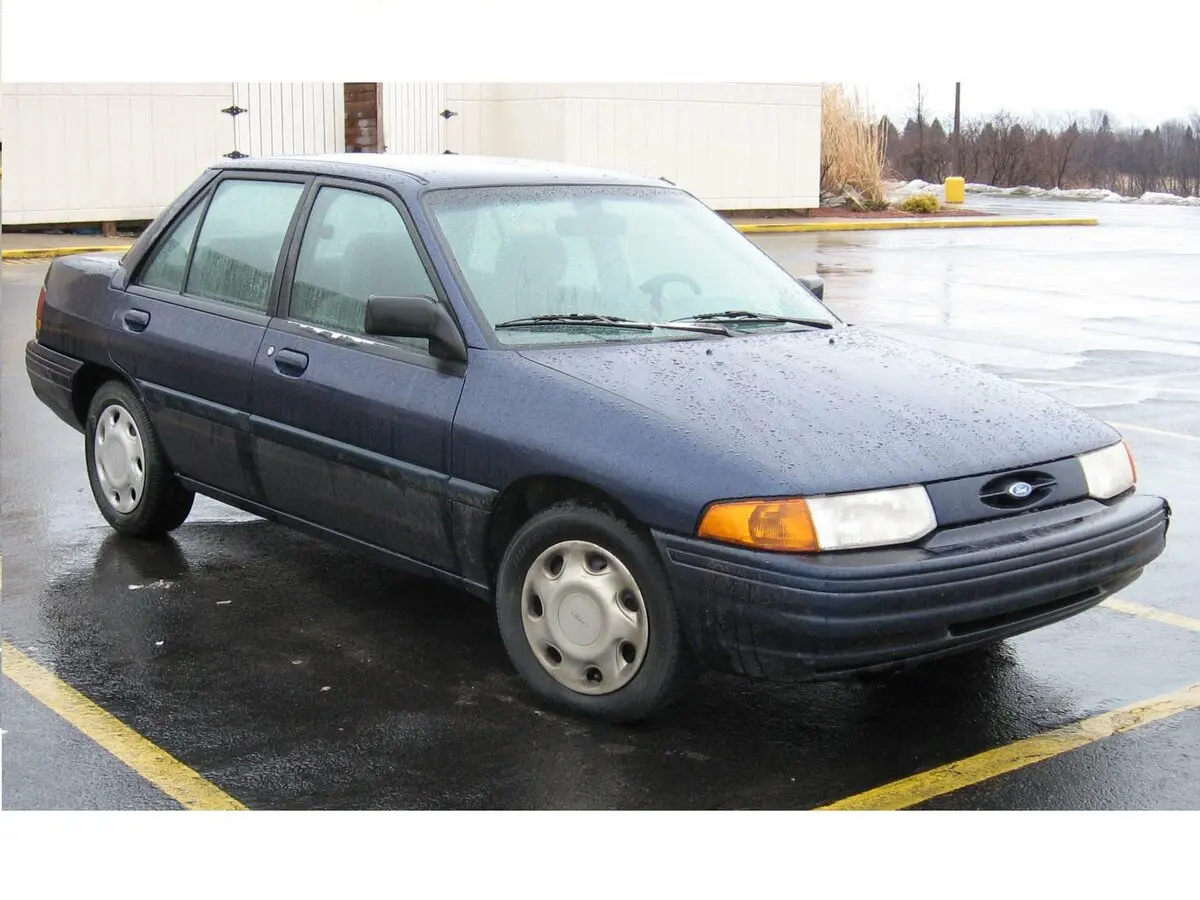 Ford Escort (North America) II Седан — сүрөт 3