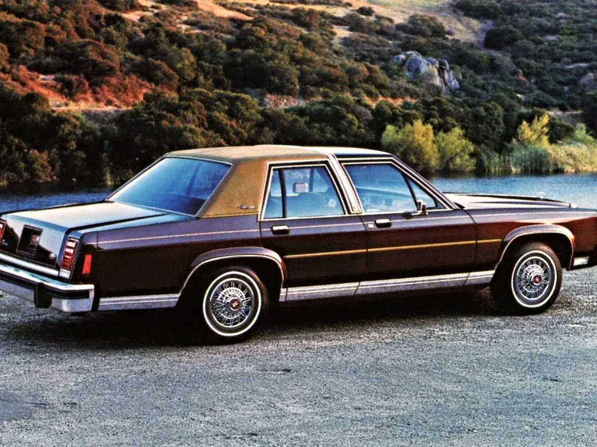 Ford LTD Crown Victoria 1983 – 1991 Седан — 照片 2