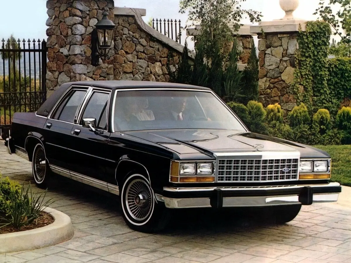 Ford LTD Crown Victoria 1983 – 1991 Седан — 照片 3