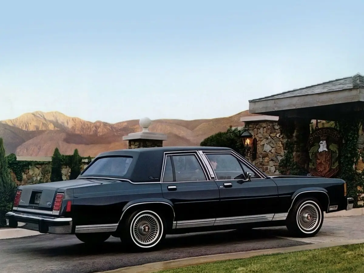 Ford LTD Crown Victoria 1983 – 1991 Седан — 照片 4