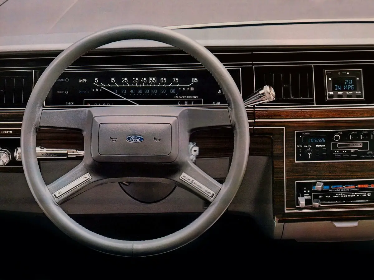 Ford LTD Crown Victoria 1983 – 1991 Седан — 照片 6