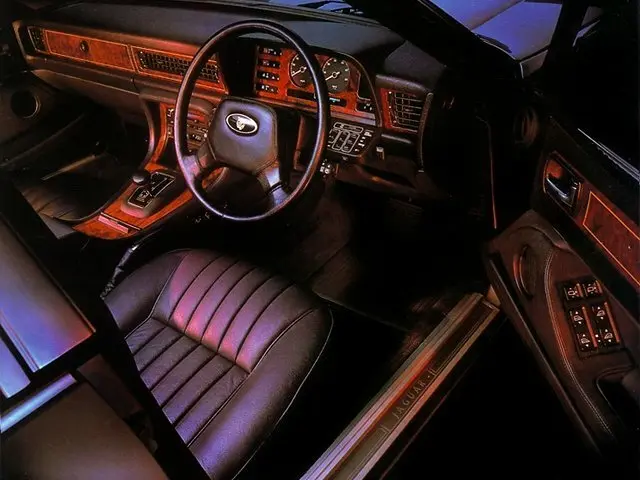 Jaguar XJ II (XJ40) Седан — сүрөт 7