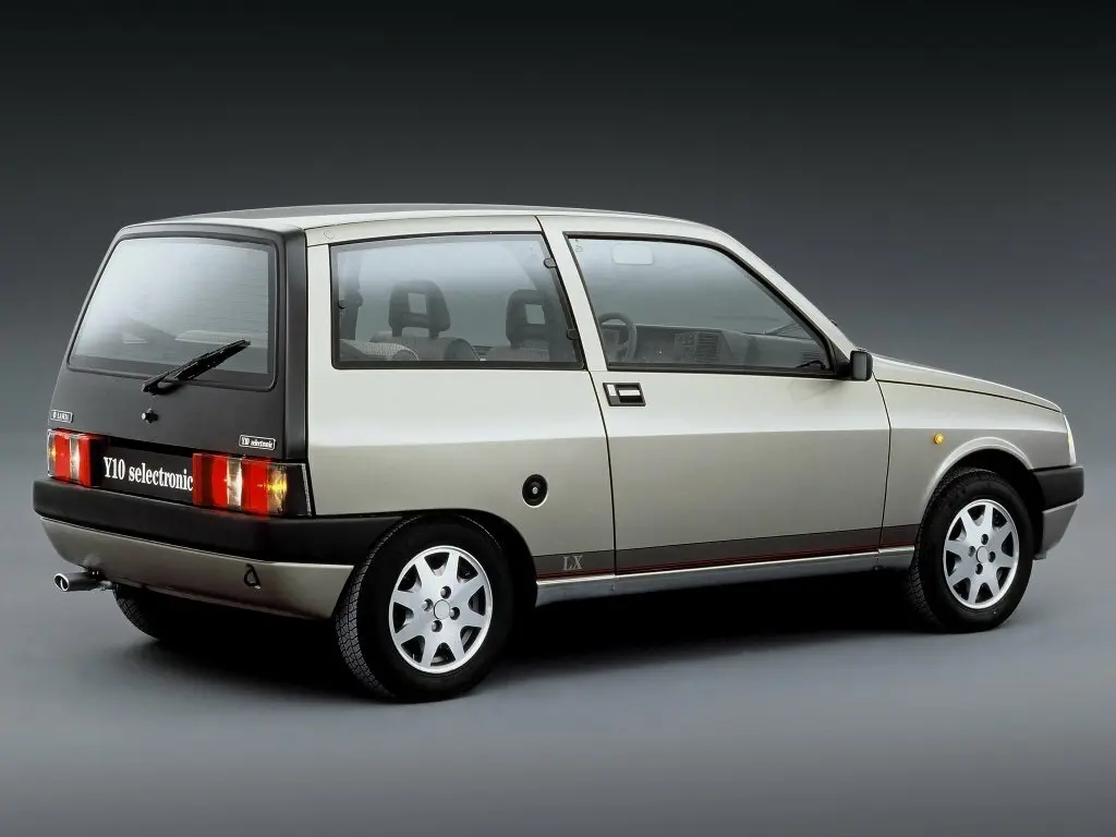 Lancia Y10 i Хэтчбек 3 дв. — 照片 5