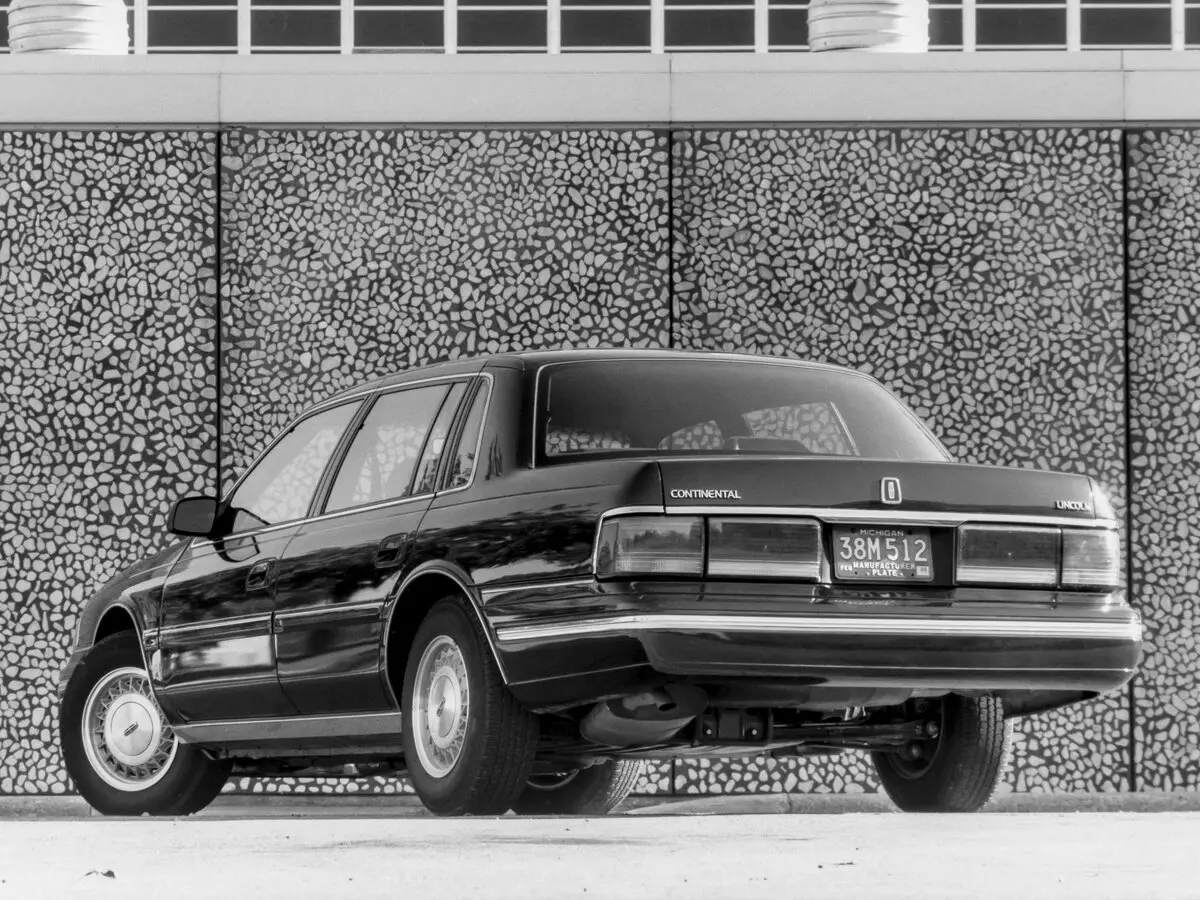 Lincoln Continental VIII Седан — сүрөт 4