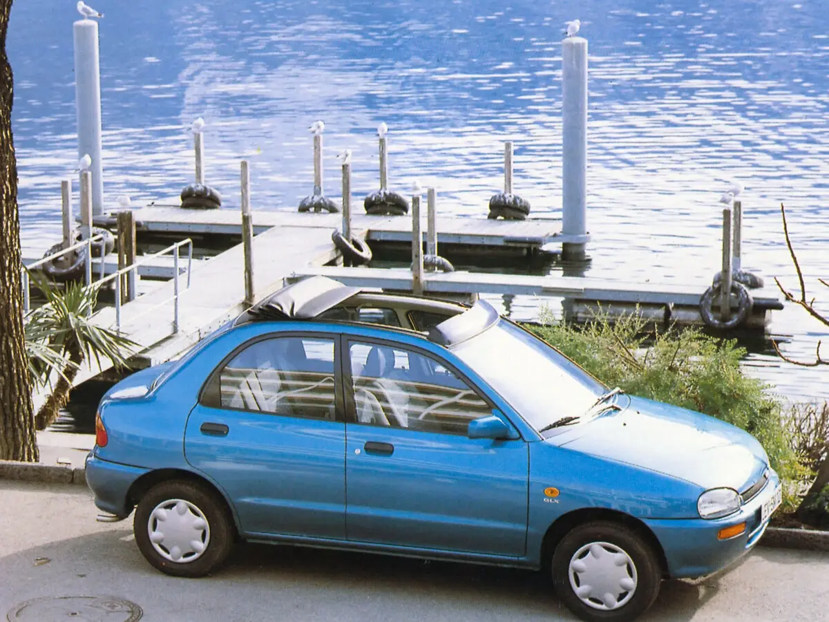Mazda 121 II Седан — сүрөт 2