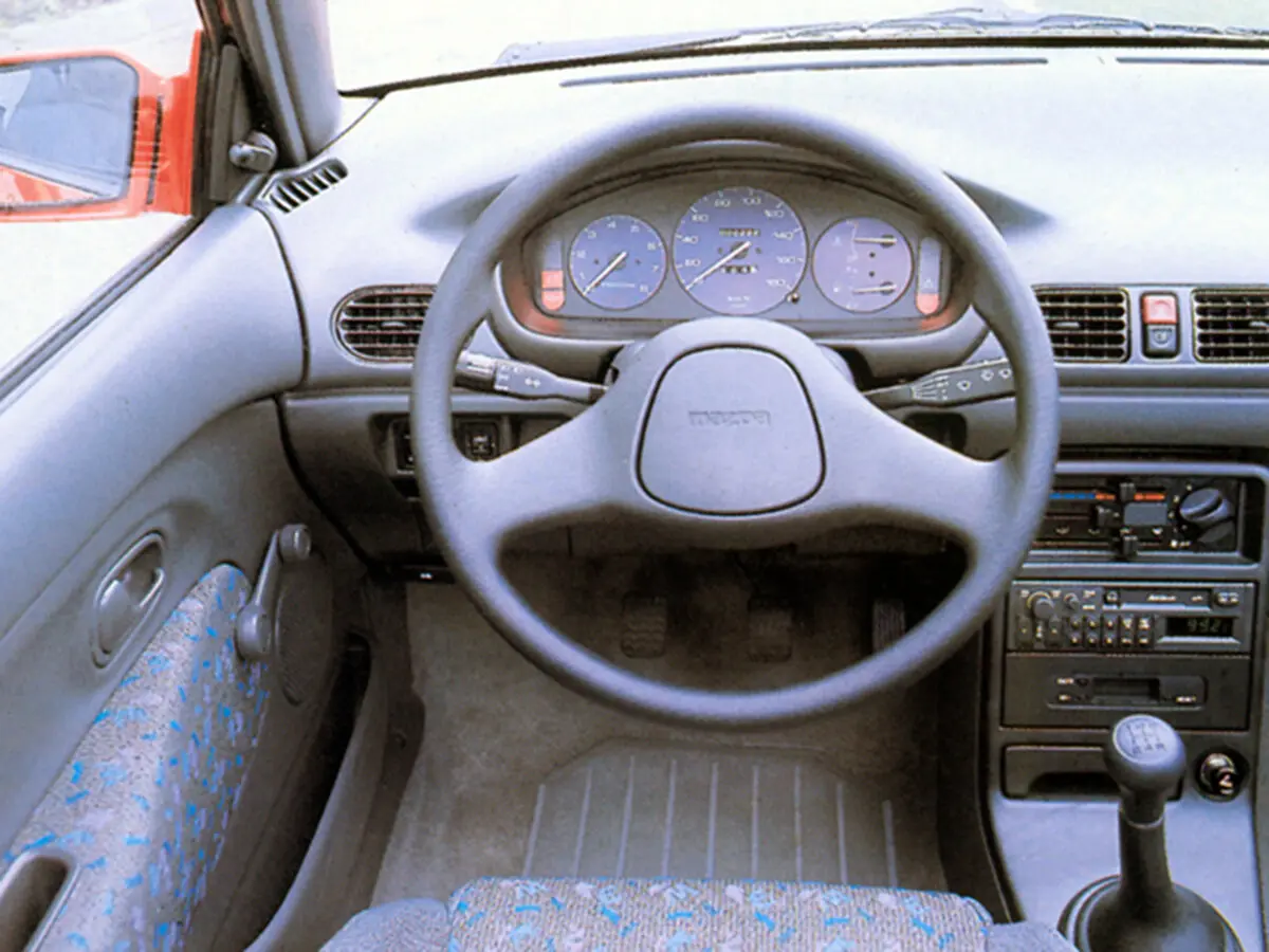 Mazda 121 II Седан — сүрөт 6