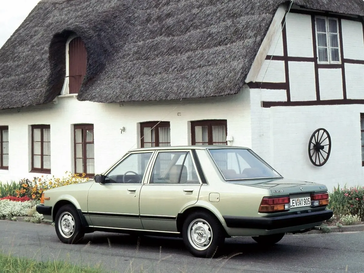 Mazda 323 II (BD) Седан — фото 3
