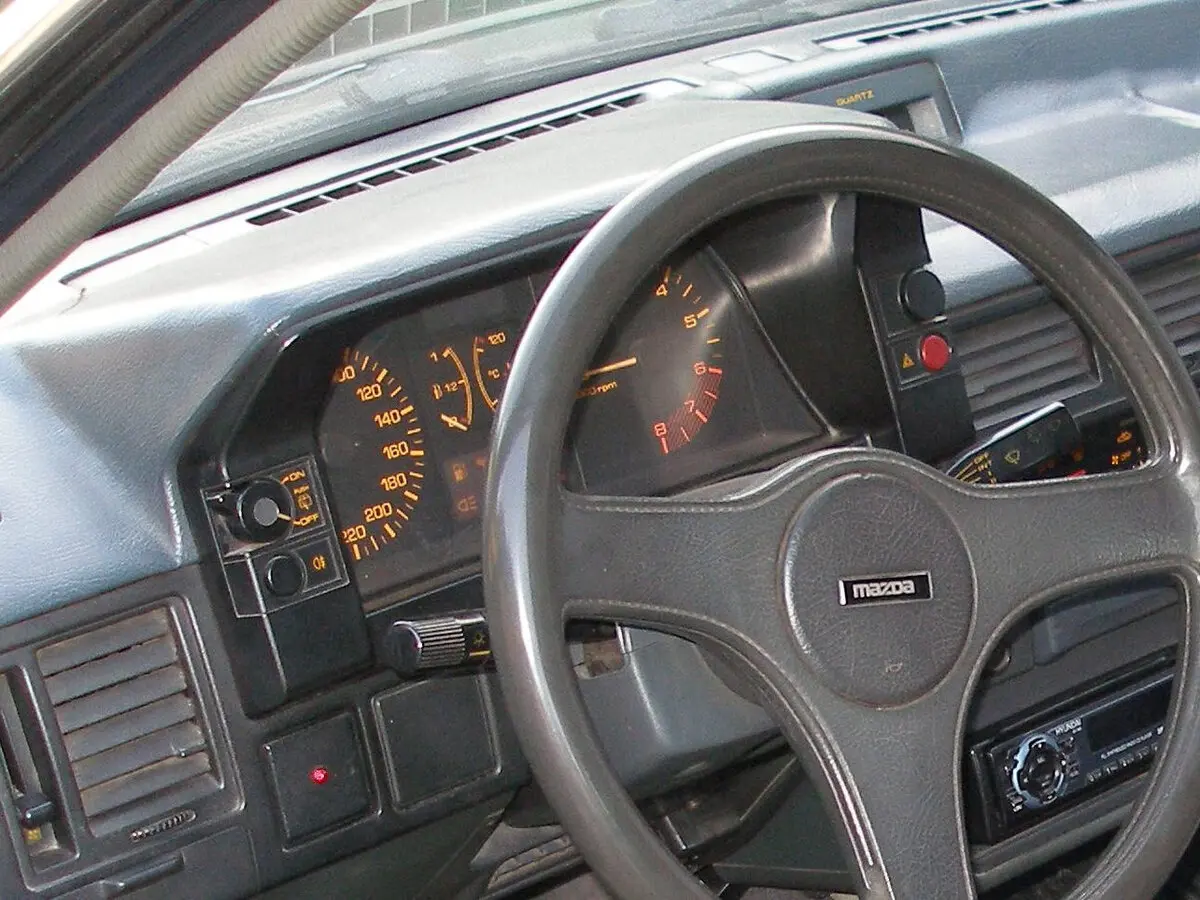 Mazda 323 III (BF) Универсал 5 дв. — фото 4