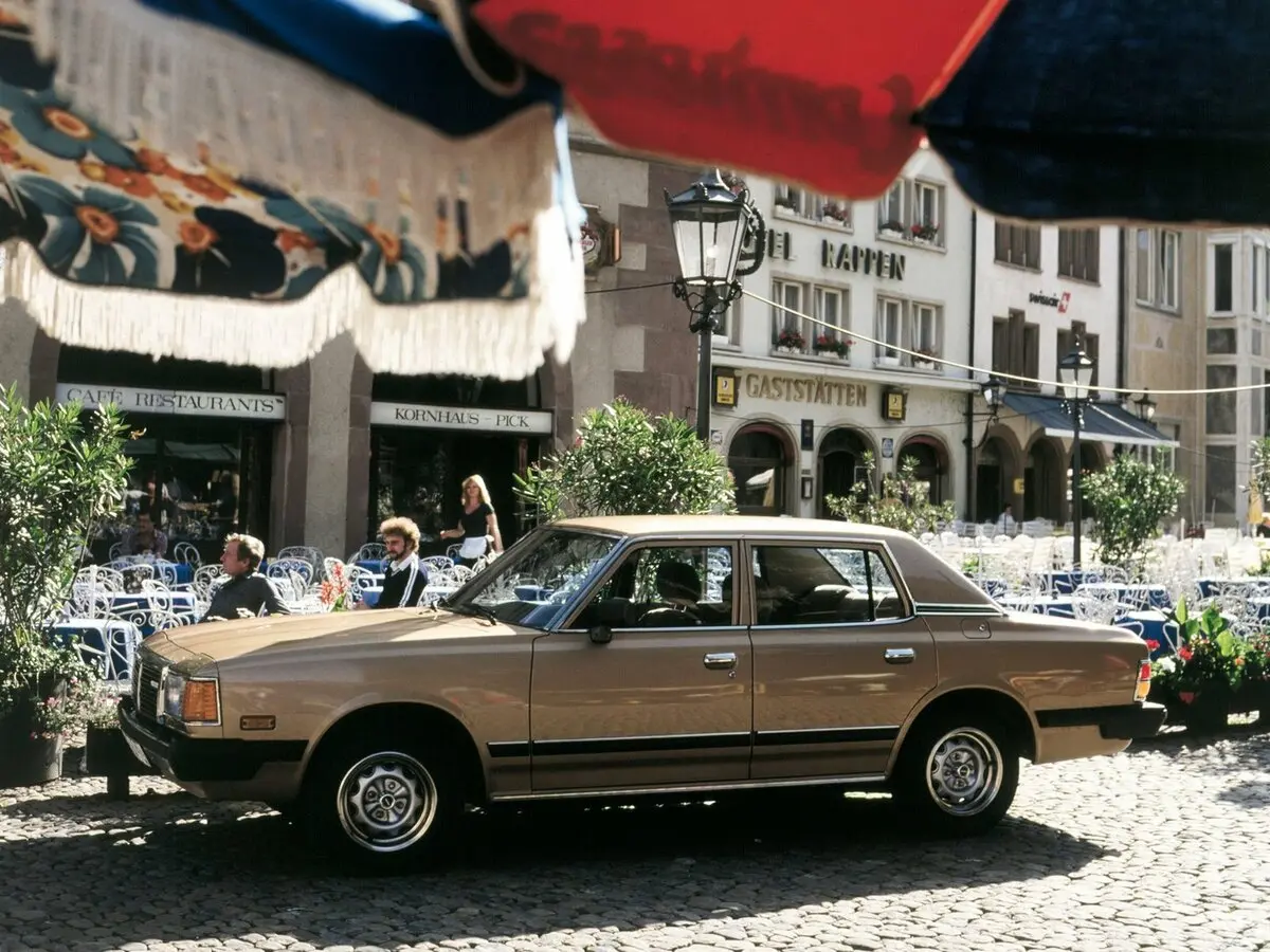 Mazda 929 LA4 Седан — сүрөт 2